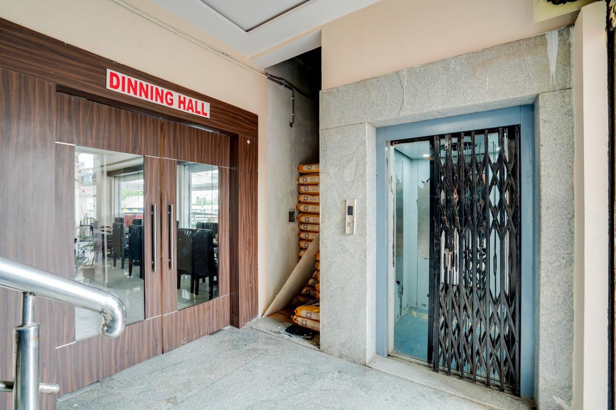 Sururnagar Hotel O Alekhya Residency Cafe Bahar מראה חיצוני תמונה